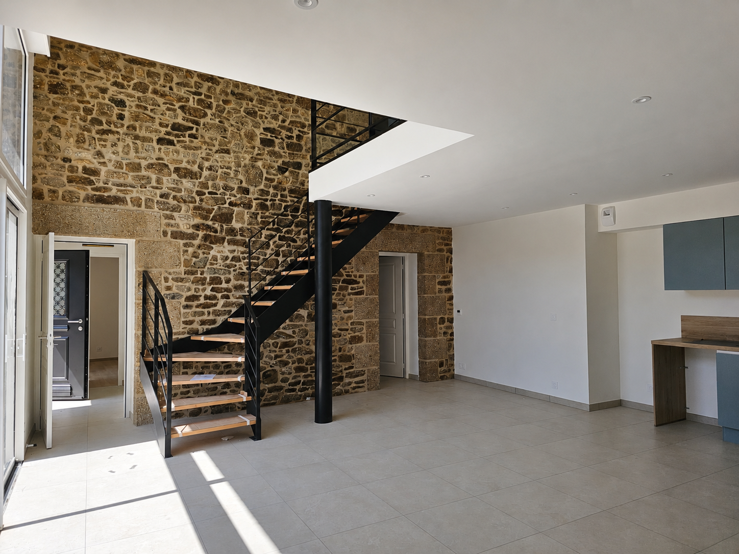 Rénovation d'une maison de ville en logement - St Georges de Reintambault