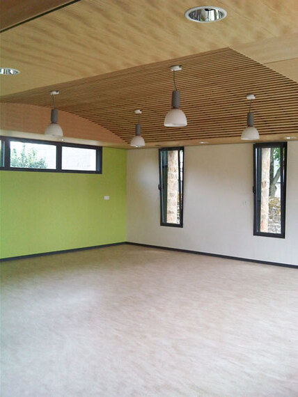 tricot-bibliotheque-saint sauveur des landes-35-plafond en lames de bois ajourees