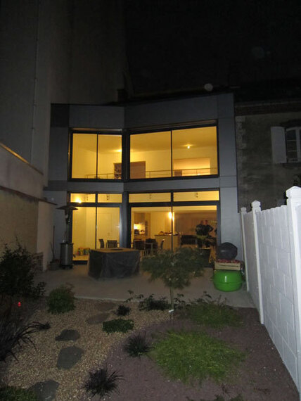 tricot-extension-habitation-rennes-35-facade arriere-nocturne