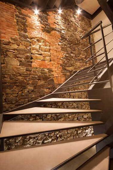 tricot-rehabilitation-d-une-ancienne-usine-en-lofts-fougeres-35-escalier