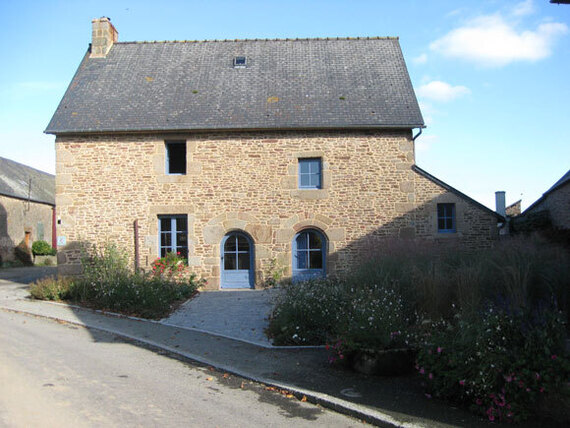 tricot-restauration d une habitation-melle-35-facade principale apres travaux avec ses abords