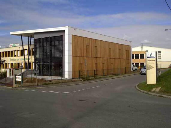 tricot-restructuration de l IFA de Fougeres-35-facade principale-auvent